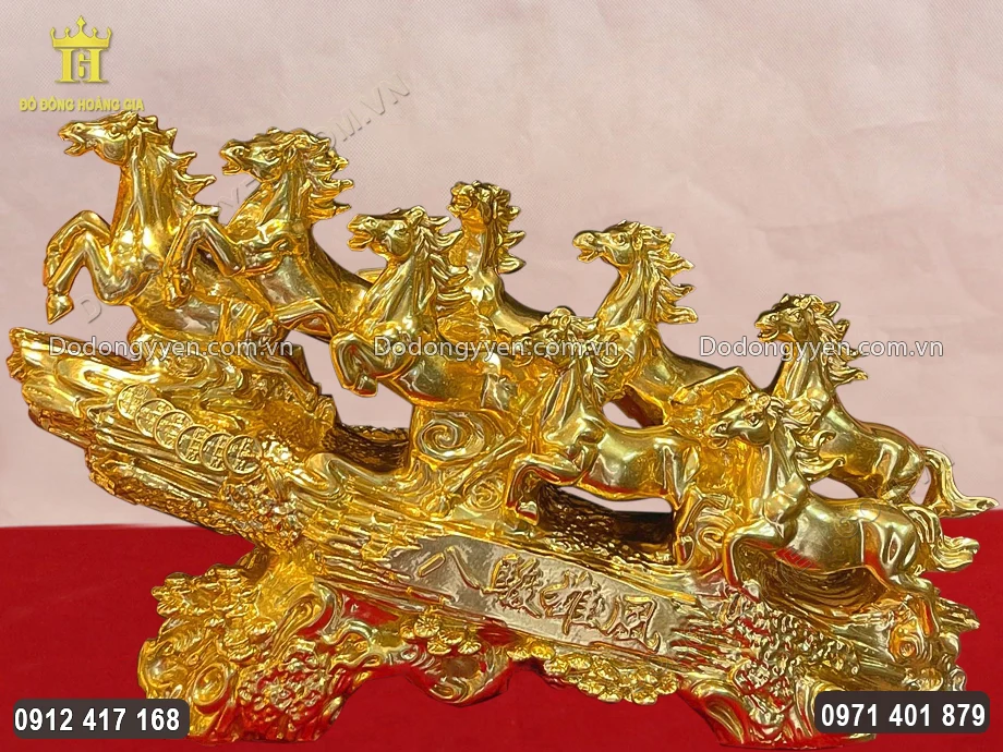 To&agrave;n bộ bề mặt bức tượng được d&aacute;t v&agrave;ng 24K sang trọng